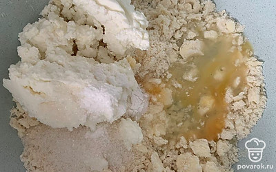 К муке добавить яйцо, сахар, творог, соль и разрыхлитель.