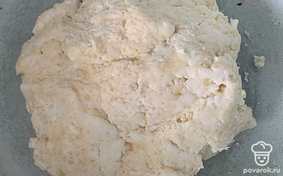 Замесить тесто.