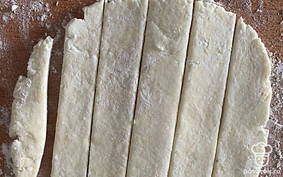 Раскатать тесто и разрезать на полоски.