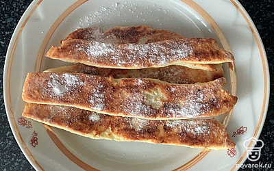 Перед подачей посыпать сахарной пудрой.