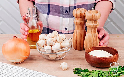 Выложите все ингредиенты на стол для удобства приготовления. Помойте петрушку и просушите ее. Подготовьте шампиньоны: промойте их под проточной водой, срежьте верхний слой шляпки, обновите срез ножки, удалите темные пятна с грибов.