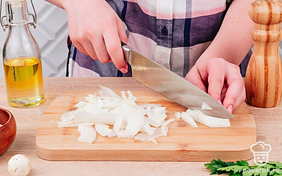 Очистите репчатый лук и крупно нарежьте его.