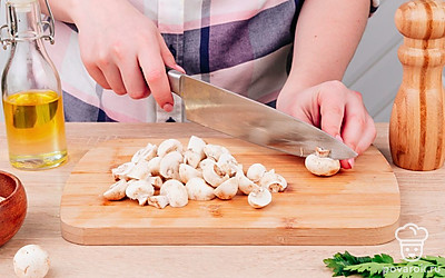 Крупно порежьте шампиньоны.