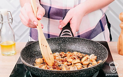 Обжарьте лук, помешивая его, на разогретой сковороде в небольшом количестве растительного масла. Через 5 минут добавьте к луку шампиньоны и, помешивая, жарьте ингредиенты на среднем огне еще 5 минут.