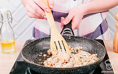 Добавьте в сковороду майоез, соль и черный молотый перец по вкусу. Перемешайте ингредиенты и держите их на среднем огне еще 3 минуты.