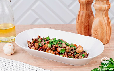 Украсьте блюдо измельченной зеленью и подавайте к столу. Приятного аппетита!