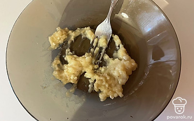 Банан очистите от кожуры и измельчите его в пюре при помощи вилки. 