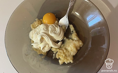 К банановому пюре добавьте желток, сметану и, по желанию, сахар. 