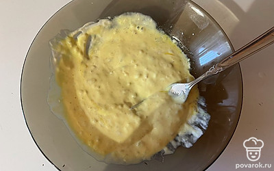 Соедините все жидкие ингредиенты в однородную массу. 