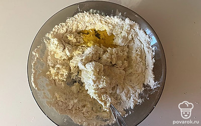 Замешайте все ингредиенты. К ним выложите 2 столовые ложки масла. 