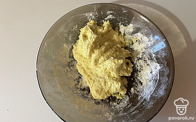 Замесите однородное липкое тесто. 