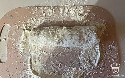 Рабочую поверхность припылите оставшейся мукой. На ней раскатайте в толстую колбаску тесто. 