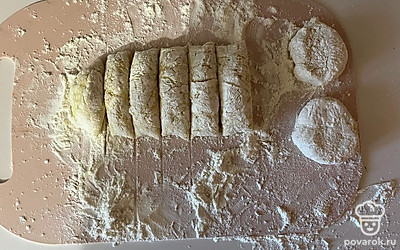 Колбаску теста нарежьте на 8 кусочков. Из каждого куска сформируйте круглое печенье. 