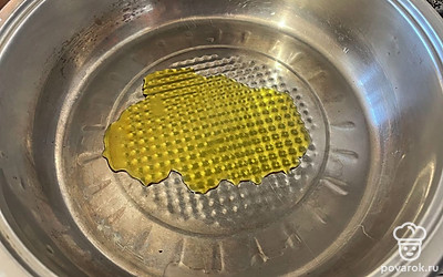 В сковороду вылейте оставшееся масло. Распределите его по всей сковороде. 