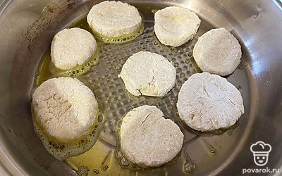 Выложите на масло будущее печенье. Обжарьте его с одной стороны 5 минут на среднем огне. 