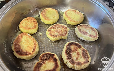 Переверните печенье и обжарьте его со второй стороны еще 5 минут. 