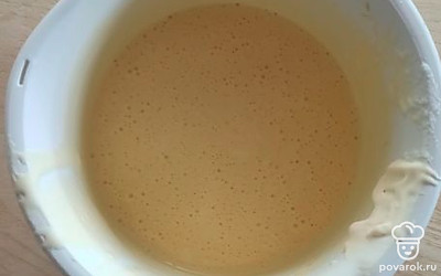 Взбить яйца с сахаром, добавить сметану, муку, разрыхлитель.