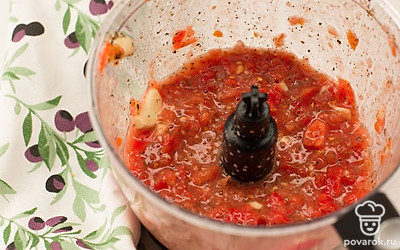 Помидоры слайсами с чесноком и орегано взбейте с помощью блендера до состояния пасты.
