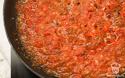 Получившуюся жидкость отправьте на разогретую сковороду и выпаривайте до уменьшения в объеме в два раза.