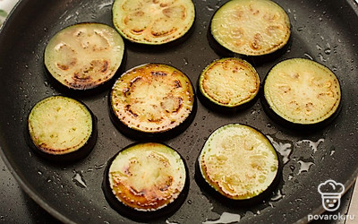 На сковороде с разогретым растительным маслом обжарьте подготовленные баклажаны до золотистого цвета.