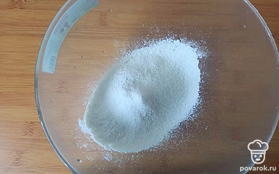 Муку просейте.