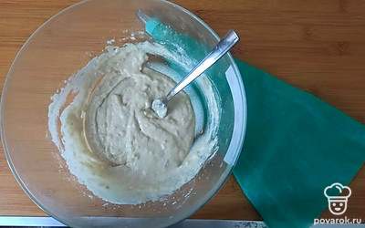 Вымешивайте до однородной массы (если получается слишком густое тесто, можно добавить немного воды). Затем вылейте тесто в кондитерский мешок (тесто должно быть густым). 