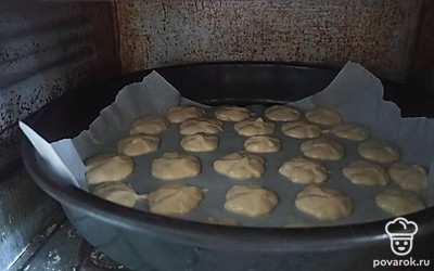 С помощью кондитерского мешка сформируйте печенье одинакового размера и поставьте в разогретую до 180 градусов духовку на 45 минут.