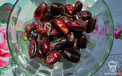 Замочите в кипятке финики на 15-20 минут, чтобы они стали мягкими. 