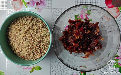 Измельчите орехи удобным способом — в блендере или вручную. Нарежьте финики мелкими кусочками. 