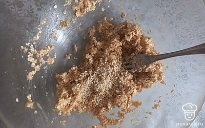Все хорошо перемешиваем и добавляем в полученную смесь кунжут. Еще раз тщательно перемешиваем.