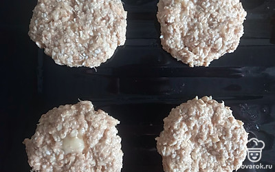 Лепим небольшие печеньки и выкладываем на противень, слегка смазанный растительным маслом.
Отправляем в разогретый до 200 градусов духовой шкаф и выпекаем 20 минут. 
