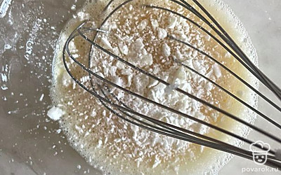 Взбить яйцо с кокосовой пастой.