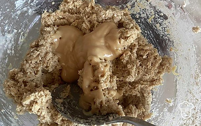 Выложить арахисовую пасту, перемешать.