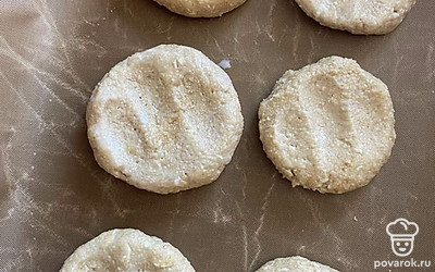Скатать шарики и придать форму печенья. Разложить на противень. Выпекать в духовке до готовности.