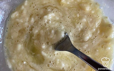 Размять банан, добавить яйцо.