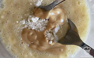 Ввести арахисовую пасту, кокосовую пасту, перемешать.