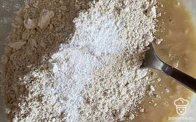 Добавить сухие ингредиенты, перемешать тщательно.