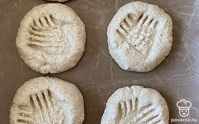 Выложить на противень тесто. Выпекать в духовке до готовности при 180 градусах.