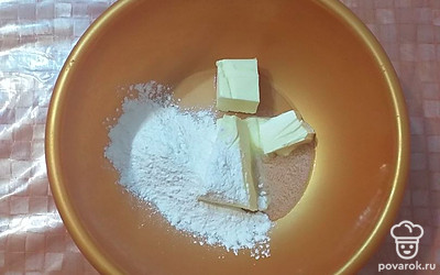 В миске перемешать сахарную пудру с размягченным сливочным маслом.