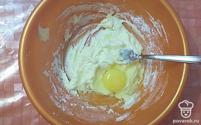 Добавить яйцо, перемешать лопаткой.