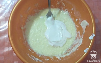 Ввести сметану, размешать.