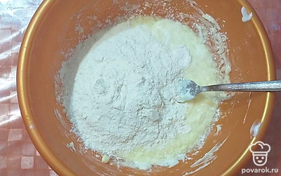 Добавить разрыхлитель, постепенно всыпать просеянную муку.