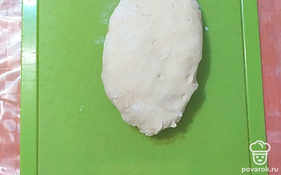 Замесить тесто. Оно должно получиться липким как пластилин. Убрать его на 2 часа в холодильник.