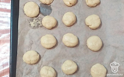 Из теста скатать шарики весом примерно 40 грамм, слегка их приплюснуть. Выпекать в духовке при температуре 180 градусов 20 минут.