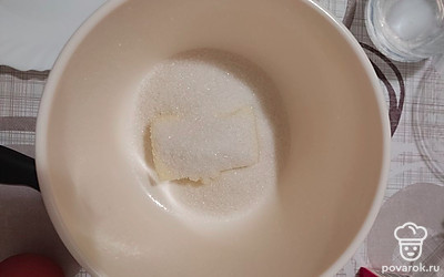 Возьмем мягкое сливочное масло и смешаем его с сахаром.