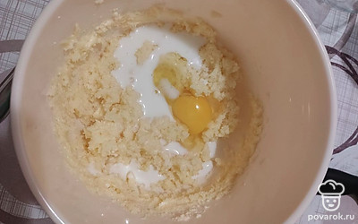 Добавим молоко и яйцо.