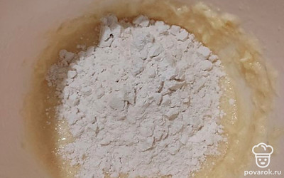 Все перемешаем и всыпем муку.