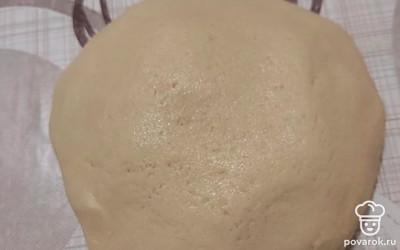 Замесим тесто. Оно не должно липнуть к рукам.