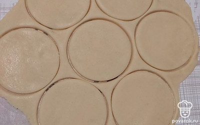 Разделим тесто на две части. Одну часть раскатаем и с помощью стакана сделаем кружки. То же самое сделаем и со второй частью теста.