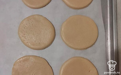 Выложим коржики на противень, застеленный пергаментной бумагой. Разогреем духовку до 180 градусов и будем выпекать коржики в течение 15-20 минут.